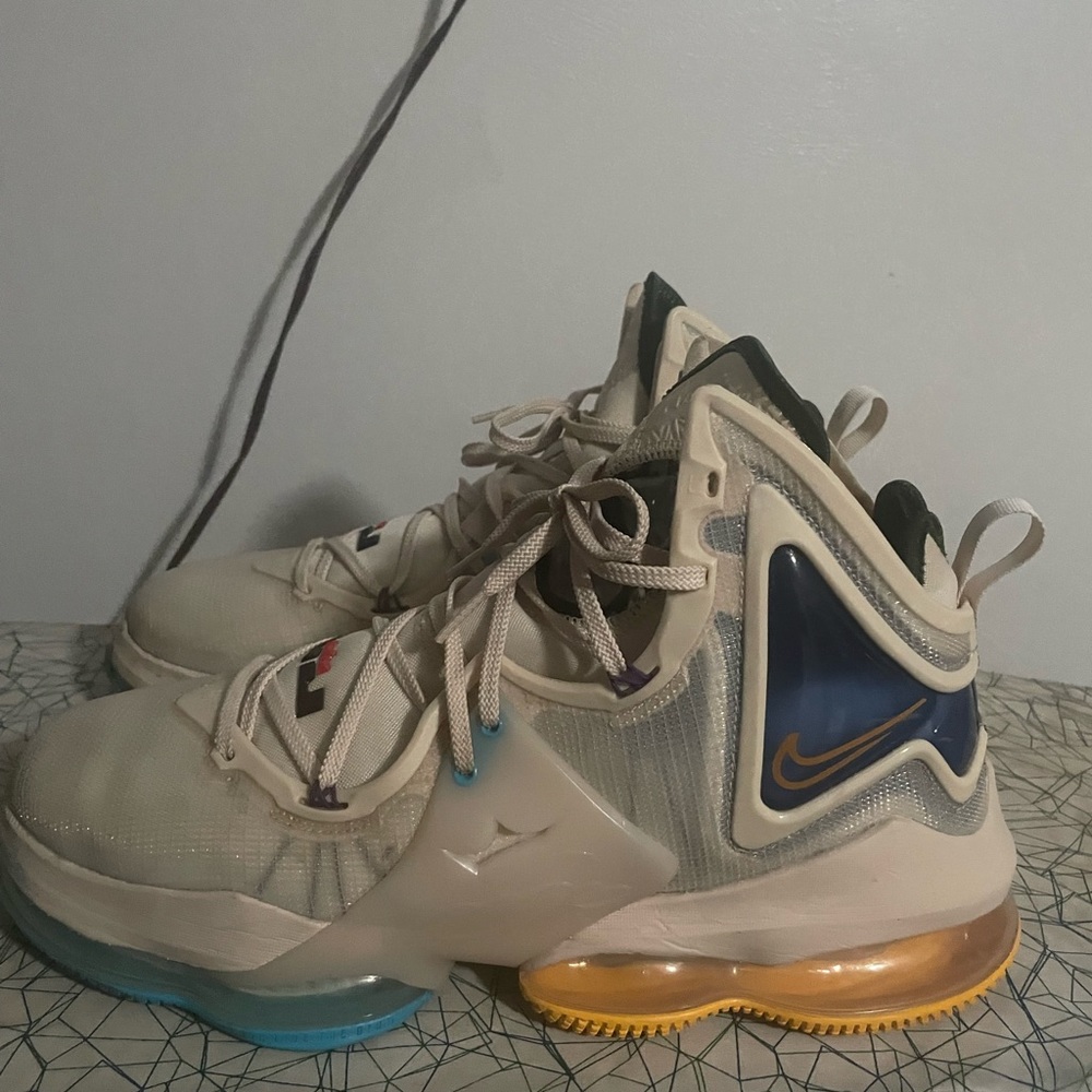 LeBron XIX - Picture 3 of 4
